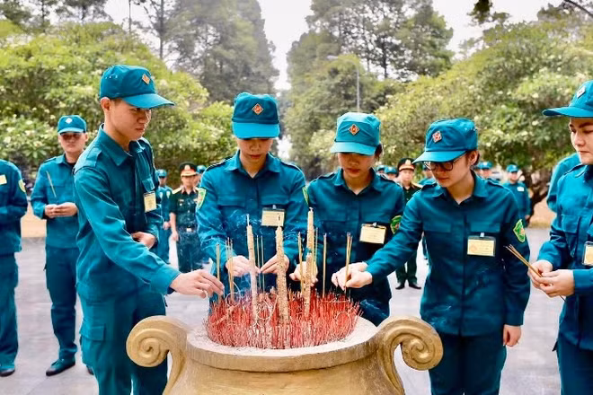 Chiến sĩ dân quân tự vệ dâng hương tại Nhà tù Phú Lợi.