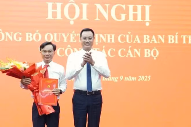 Bí thư Tỉnh ủy Quảng Trị Lê Ngọc Quang trao quyết định của Ban Bí thư và tặng hoa chúc mừng đồng chí Nguyễn Chiến Thắng.