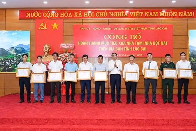 Bí thư Tỉnh ủy Lào Cai Trịnh Xuân Trường trao Bằng khen tặng các đơn vị, địa phương có thành tích xuất sắc trong xóa nhà tạm, nhà dột nát.