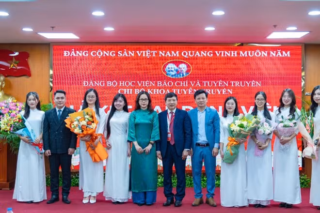 Chi bộ Khoa Tuyên truyền, Học viện Báo chí và Tuyên truyền tổ chức kết nạp Đảng cho những đoàn viên ưu tú. (Ảnh: PHẠM CƯỜNG)