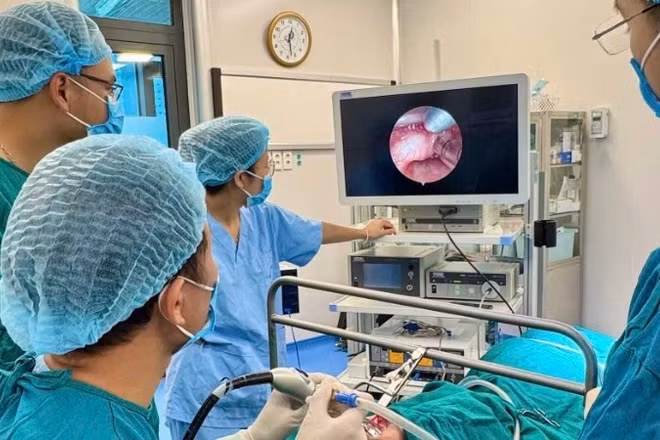 Các bác sĩ đang thực hiện ca phẫu thuật cho bệnh nhi.