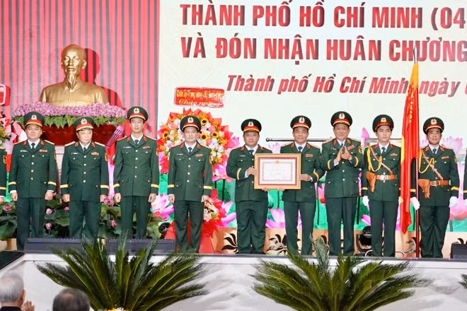 Thứ trưởng Quốc phòng trao Huân chương Quân công hạng Ba cho Bộ Tư lệnh Thành phố Hồ Chí Minh.