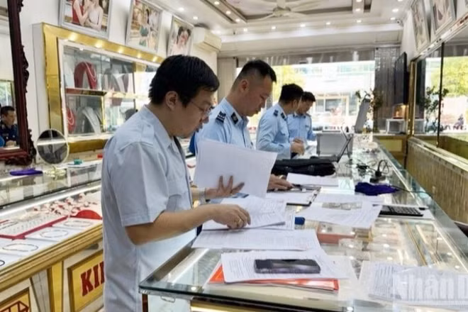 Tổ chức thanh tra việc chấp hành pháp luật của các doanh nghiệp kinh doanh vàng. (Ảnh: VGP)