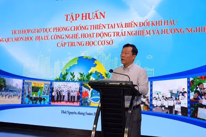 Phó Cục trưởng Cục Quản lý đê điều và Phòng, chống thiên tai Nguyễn Văn Tiến phát biểu tại lớp tập huấn.