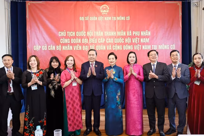 Chủ tịch Quốc hội Trần Thanh Mẫn và Phu nhân với đại biểu. (Ảnh: Doãn Tấn/TTXVN)