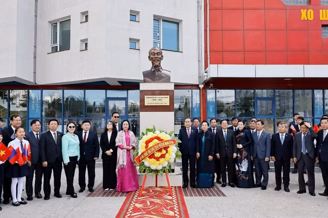 Chủ tịch Quốc hội Trần Thanh Mẫn và Phu nhân cùng các đại biểu chụp ảnh lưu niệm tại Tượng đài Chủ tịch Hồ Chí Minh ở Trường số 14 mang tên Chủ tịch Hồ Chí Minh. (Ảnh: Doãn Tấn/TTXVN)