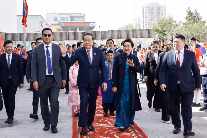 Chủ tịch Quốc hội Trần Thanh Mẫn và Phu nhân thăm Trường liên cấp số 14 mang tên Chủ tịch Hồ Chí Minh. (Ảnh: Doãn Tấn/TTXVN)