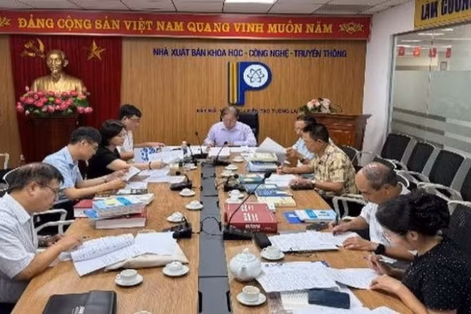 Hội đồng Chung khảo Giải thưởng Sách Khoa học, Công nghệ, Đổi mới sáng tạo và Chuyển đổi số năm 2026 đánh giá, lựa chọn các tác phẩm tiêu biểu. (Ảnh: Bộ Khoa học và Công nghệ)