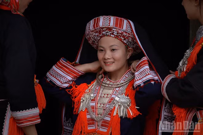 Nét duyên dáng của cô dâu người Dao Đỏ (thôn Nậm Hồng, xã Thông Nguyên, tỉnh Tuyên Quang). (Ảnh: VŨ LINH)