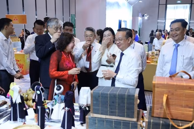 Các đại biểu tham quan sản phẩm hàng hóa trưng bày tại Chương trình ký Thỏa thuận hợp tác phát triển kinh tế-xã hội giai đoạn 2026-2030. (Ảnh: CTV)