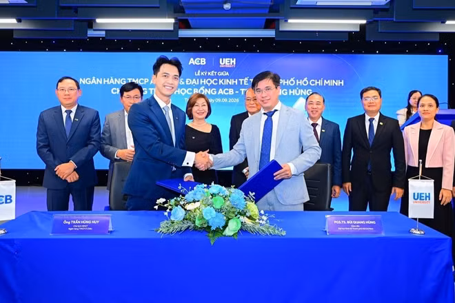 Lãnh đạo ACB và UEH trao biên bản ký kết thỏa thuận hợp tác triển khai Chương trình học bổng ACB-Trần Mộng Hùng. (Ảnh: ACB)