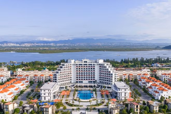 Cơ sở hạ tầng du lịch vùng địa đầu đông bắc Tổ quốc đang từng ngày thay đổi hướng tới trở thành một điểm đến du lịch biển đẳng cấp. (Ảnh: TP)