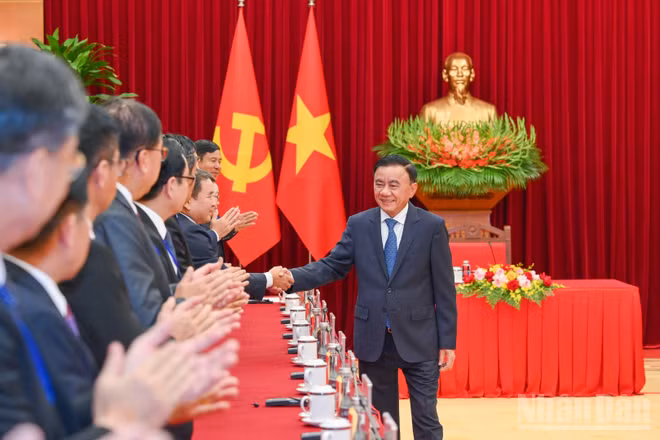Tại Trụ sở Trung ương Đảng, Thường trực Ban Bí thư Trần Cẩm Tú tiếp Đoàn cán bộ cấp cao Đảng Nhân dân Cách mạng Lào. (Ảnh: THẾ ĐẠI)