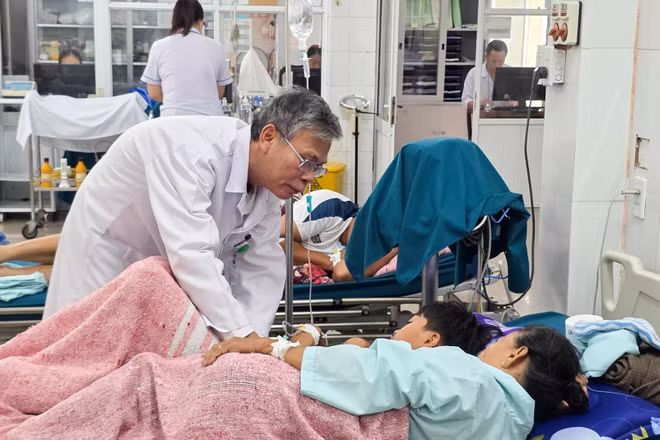 Bệnh viện Đa khoa khu vực Cam Lộ đang điều trị 26 trường hợp nghi ngộ độc thực phẩm sau khi ăn bánh mì. (Ảnh: H.M)
