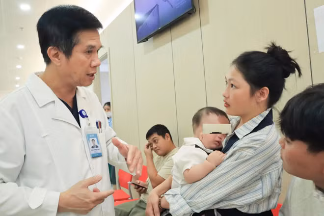 Bác sĩ chuyên khoa II Võ Minh Thành, Giám đốc Bệnh viện Đại học Y Dược Buôn Ma Thuột thăm hỏi gia đình người bệnh. (Ảnh: CTV)