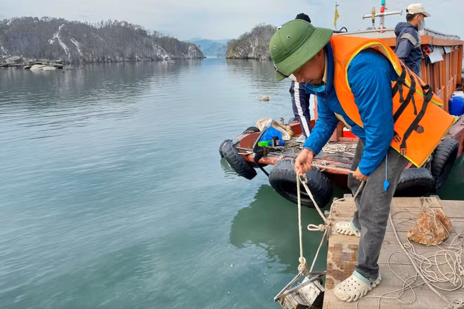 Kiểm tra, đánh giá khả năng giảm chất hữu cơ và dinh dưỡng của mô hình nuôi IMTA. (Ảnh: NAM MINH)