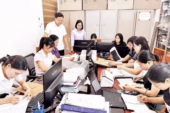 Cán bộ Ban Xây dựng Đảng xã Hùng Việt tập trung nguồn lực triển khai số hóa hồ sơ đảng viên bảo đảm tiến độ. (Ảnh: Báo Nhân Dân)