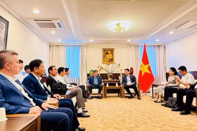 Đoàn công tác tỉnh Đắk Lắk thăm và làm việc với Đại sứ quán Việt Nam tại Nhật Bản. (Ảnh: CTV) 