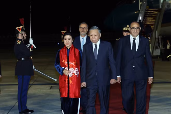 Lễ đón Tổng Bí thư, Chủ tịch nước Tô Lâm và Phu nhân tại sân bay Orly, Paris. (Ảnh: Thống Nhất/TTXVN)