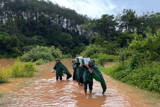 Cán bộ chiến sĩ Đồn Biên phòng cửa khẩu Chi Ma tổ chức vận chuyển nhu yếu phẩm cho bà con nhân dân đang bị chia cắt tại khu vực biên giới. (Ảnh: Bộ đội Biên phòng Lạng Sơn cung cấp)