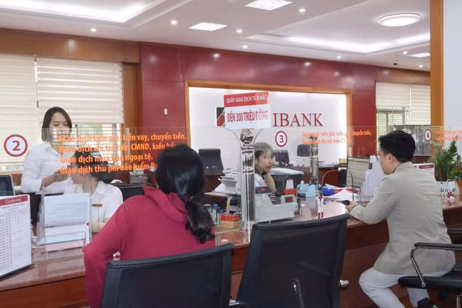 Khách hàng giao dịch tại chi nhánh Ngân hàng Agribank. (Ảnh: Hồng Anh)