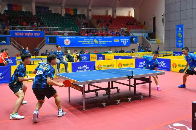 Đinh Anh Hoàng và Lê Đình Đức của Công an nhân dân (bên phải) thắng 3-0 trước Nguyễn Thái Bảo và Đỗ Tuấn Kiệt của Hà Nội ở trận bán kết đôi nam. (Ảnh: THẾ ĐẠI)