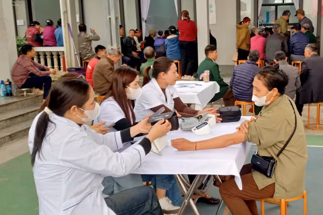 Cán bộ y tế xã Kim Phượng, tỉnh Thái Nguyên khám sức khỏe toàn dân.