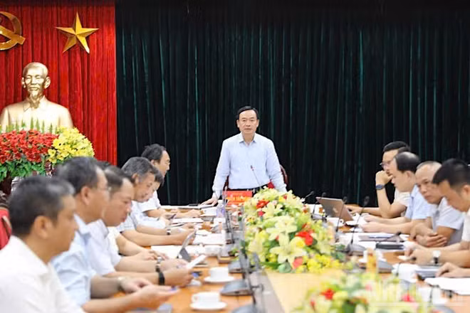 Đồng chí Quách Tất Liêm, Phó Chủ tịch Ủy ban nhân dân tỉnh Phú Thọ (giữa) chủ trì cuộc họp. (Ảnh: Trần Hảo)