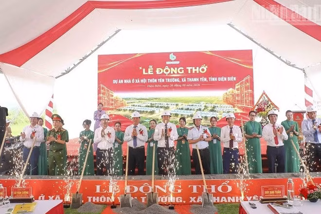 Đồng chí Lò Văn Cương, Phó Chủ tịch Thường trực Ủy ban nhân dân tỉnh Điện Biên cùng Tập thể lãnh đạo Công ty cổ phần phát triển hạ tầng đô thị số 6 - Điện Biên thực hiện nghi thức động thổ dự án. (Ảnh: LÊ LAN)