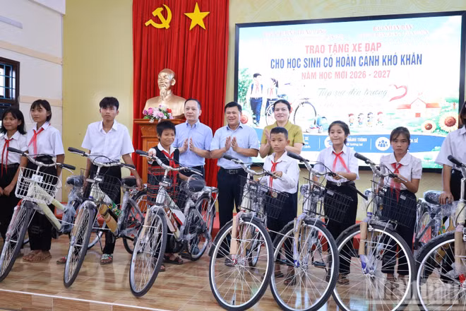 Lãnh đạo Vụ Địa phương 2 (Ban Nội chính Trung ương), Cơ quan đại diện Báo Nhân Dân tại miền trung-Tây Nguyên và Ban Nội chính Tỉnh ủy Quảng Trị trao quà cho các em học sinh tại xã La Lay. (Ảnh: HIẾU MINH)