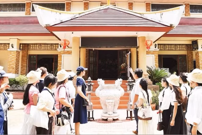 Du khách tham quan Khu di tích Chủ tịch Hồ Chí Minh tại tỉnh Udon Thani, Thái Lan. (Ảnh: Báo Nhân Dân)