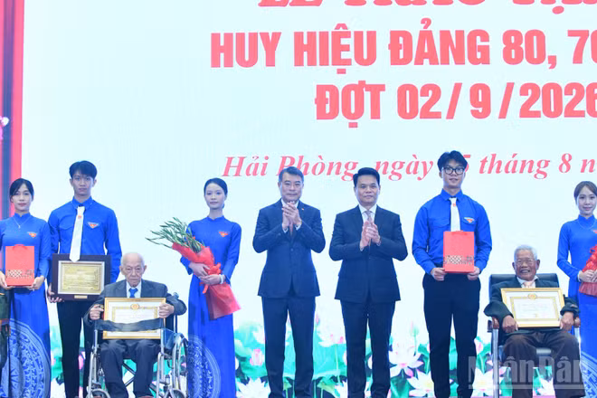 Thủ tướng Chính phủ Lê Minh Hưng chúc mừng các đồng chí đảng viên được trao Huy hiệu 80 năm tuổi Đảng. (Ảnh: THANH GIANG)