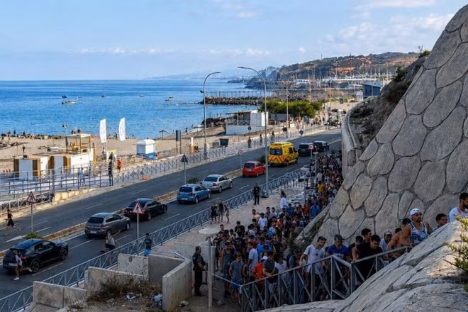 Người di cư vượt biên trái phép tiến vào Ceuta, vùng lãnh thổ của Tây Ban Nha ở Bắc Phi, ngày 30/7/2026. (Ảnh: Tân Hoa xã)