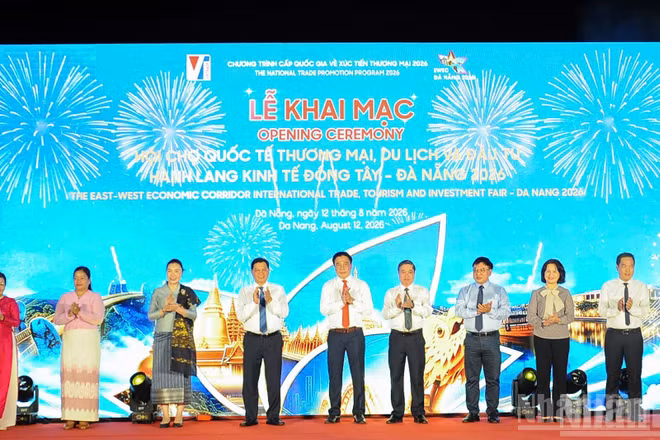 Các đại biểu thực hiện nghi thức khai mạc.