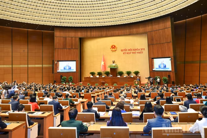 Tại Kỳ họp thứ nhất, Quốc hội khóa XVI, nhiều chủ trương, vấn đề có ý nghĩa chiến lược, tạo không gian phát triển mới đã được thảo luận, xem xét kỹ lưỡng và ban hành kịp thời. (Ảnh: THỦY NGUYÊN)