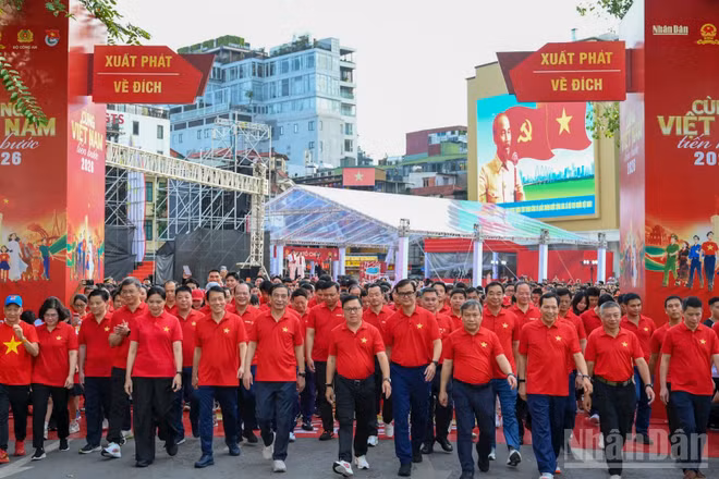 Các đồng chí lãnh đạo Đảng, Nhà nước và các đại biểu tham gia đi bộ hưởng ứng chương trình “Cùng Việt Nam tiến bước 2026”. (Ảnh: THẾ ĐẠI)