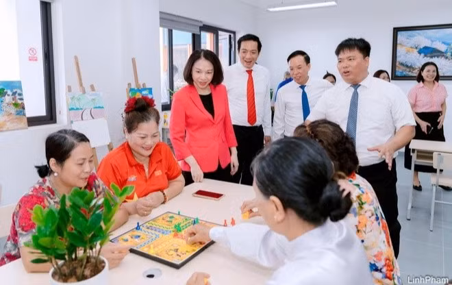 Lãnh đạo thành phố Hà Nội tham quan mô hình chăm sóc sức khỏe người cao tuổi tại phường Long Biên. (Ảnh: Báo Nhân Dân)