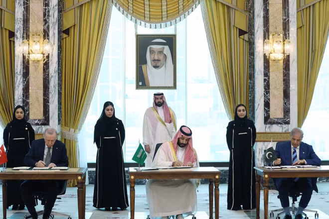(Từ trái sang, phía trước) Tổng thống Thổ Nhĩ Kỳ Recep Tayyip Erdogan, Thái tử Saudi Arabia Mohammed bin Salman và Thủ tướng Pakistan Shehbaz Sharif tại lễ ký hiệp định phòng thủ giữa ba nước ở thành phố Mecca, ngày 7/8/2026. (Ảnh: AA/TTXVN phát)