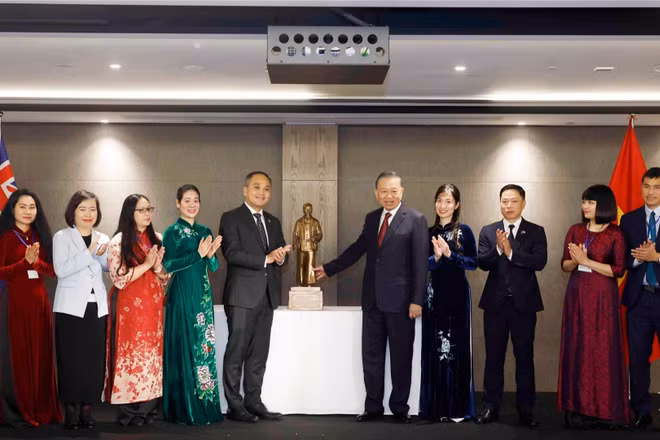 Tổng Bí thư, Chủ tịch nước Tô Lâm tặng bức tượng Chủ tịch Hồ Chí Minh cho Đại sứ quán Việt Nam tại New Zealand. (Ảnh: Thống Nhất/TTXVN)
