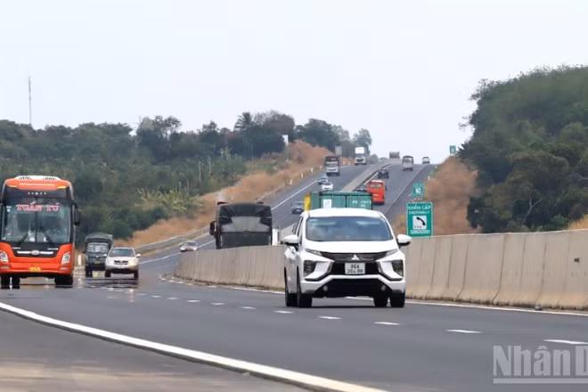 Phương tiện lưu thông trên cao tốc Phan Thiết-Dầu Giây, đoạn qua địa bàn tỉnh Đồng Nai. (Ảnh minh họa: Thiên Vương)