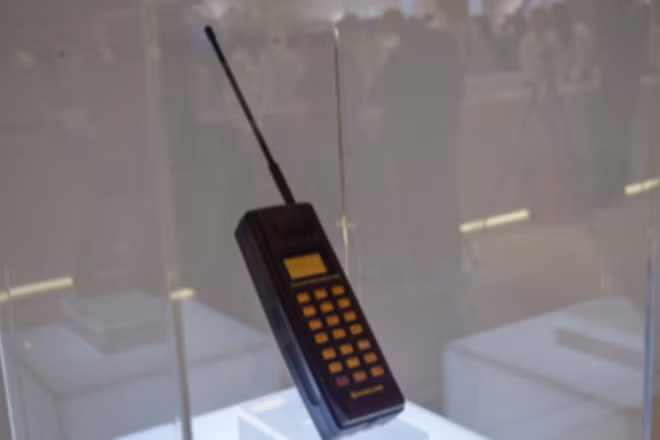 Mẫu điện thoại đầu tiên của Samsung được giới thiệu vào năm 1988. (Ảnh: Samsung)