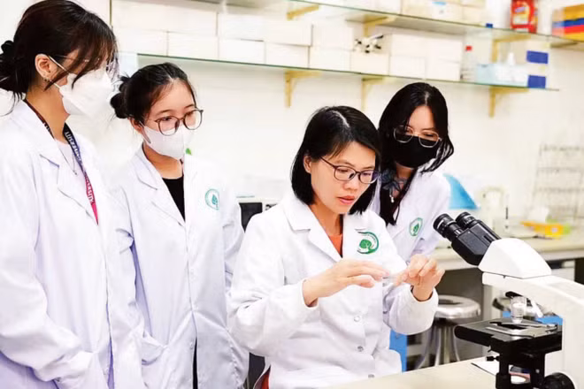 Các nhà khoa học nữ thực hành nghiên cứu tại Trung tâm Nghiên cứu bệnh truyền nhiễm, Trường đại học Quốc tế, Đại học Quốc gia Thành phố Hồ Chí Minh.