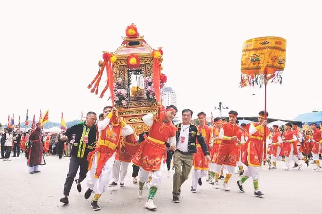 Lễ hội đền Kỳ Cùng-đền Tả Phủ là lễ hội lớn nhất xứ Lạng.
