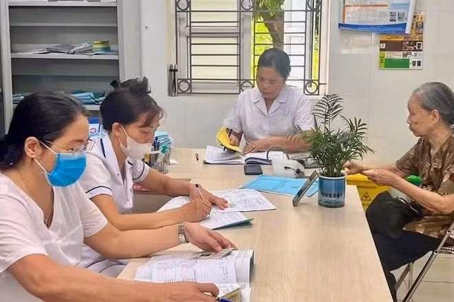 Người dân đến khám bệnh tại Trạm Y tế xã Ô Diên. (Ảnh: DUY VŨ)