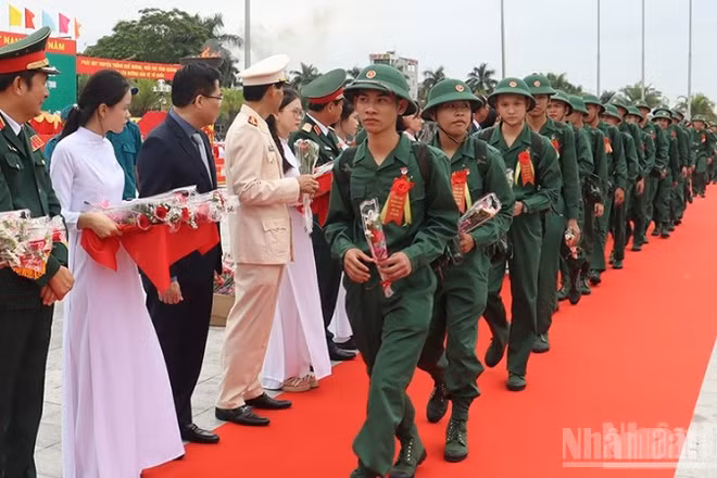 Thanh niên ưu tú Quảng Ngãi nô nức lên đường nhập ngũ.