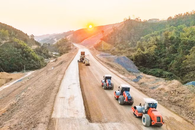 Thi công lu nền đường cao tốc Đồng Đăng-Trà Lĩnh.