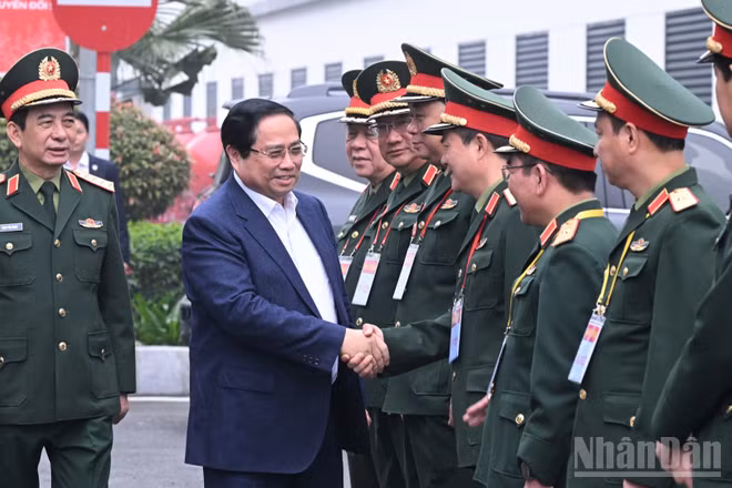 Thủ tướng Chính phủ Phạm Minh Chính và lãnh đạo các bộ, ngành Trung ương đã làm việc với Bộ Quốc phòng về phát triển công nghiệp quốc phòng.