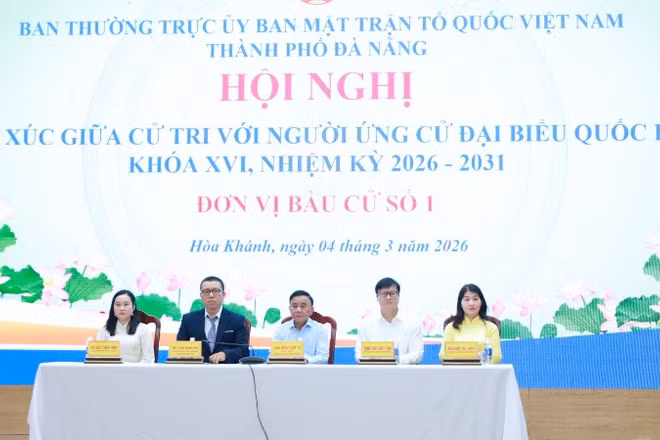 Thường trực Ban Bí thư Trần Cẩm Tú và các ứng cử viên đại biểu Quốc hội khóa XVI đơn vị bầu cử số 1, thành phố Đà Nẵng dự hội nghị.