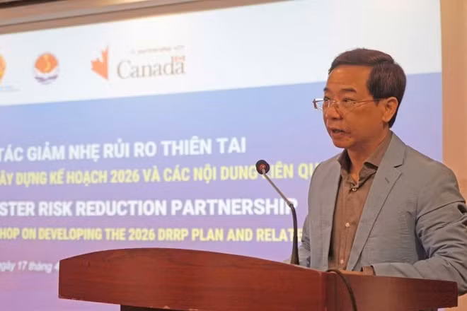 Ông Nguyễn Trường Sơn - Phó Cục trưởng Cục Quản lý đê điều và Phòng, chống thiên tai phát biểu tại cuộc họp.