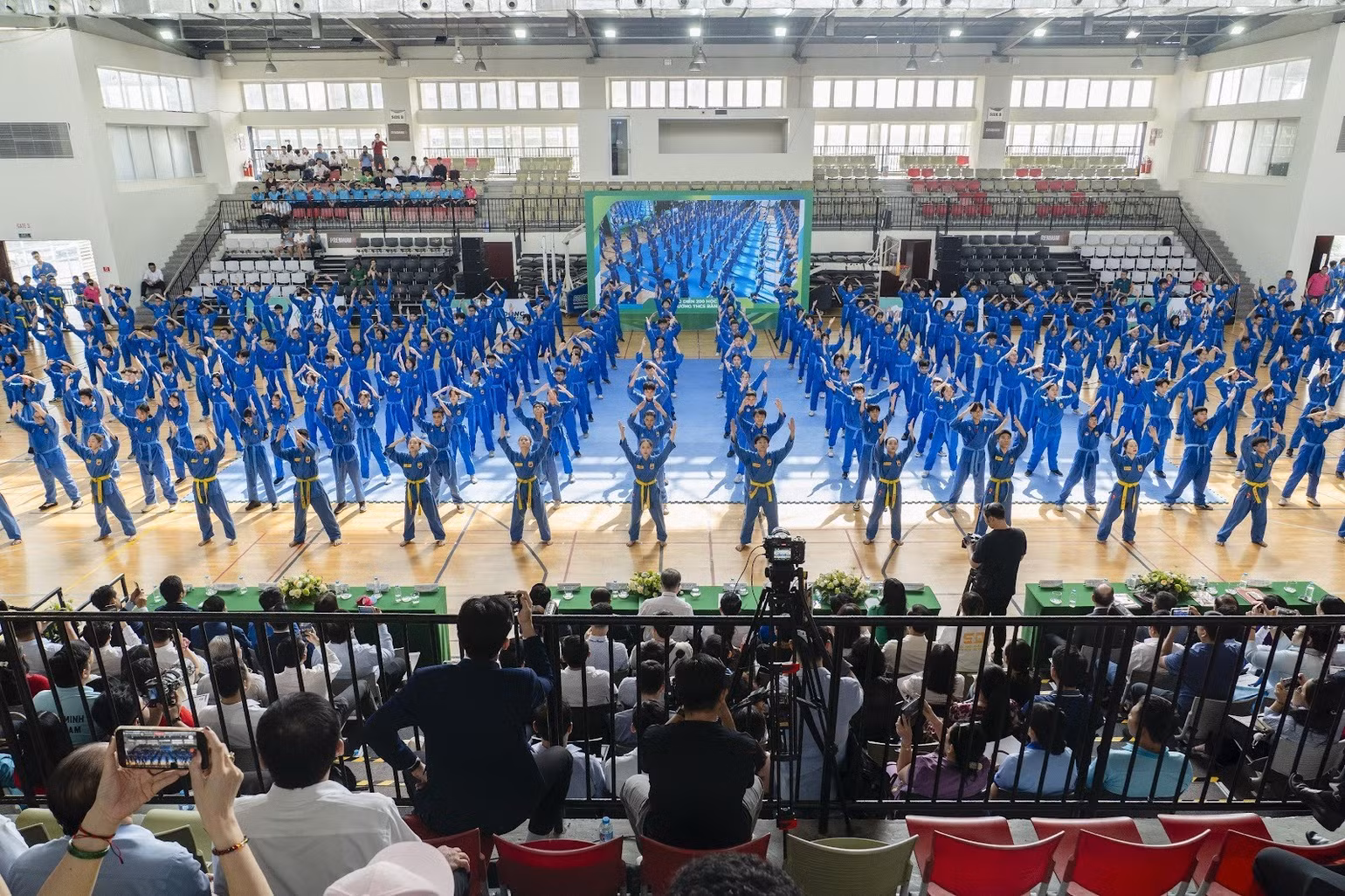 Chương trình đồng diễn Vovinam của 200 em học sinh trường THCS Bàn Cờ và đại diện các vận động viên thuộc Liên đoàn Vovinam Thành phố Hồ Chí Minh.
